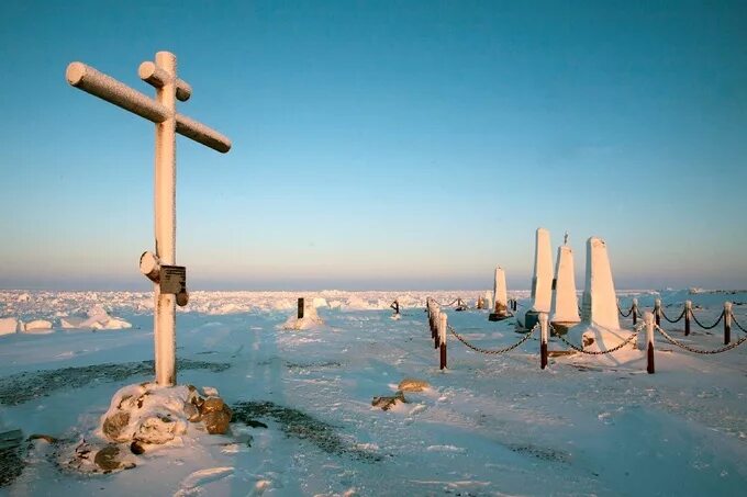 Мыс челюскин находится на скандинавском полуострове. Мыс Челюскин. Мыс Челюскин метеостанция. Поклонный крест на мысе Челюскин. Мыс Челюскин памятник.