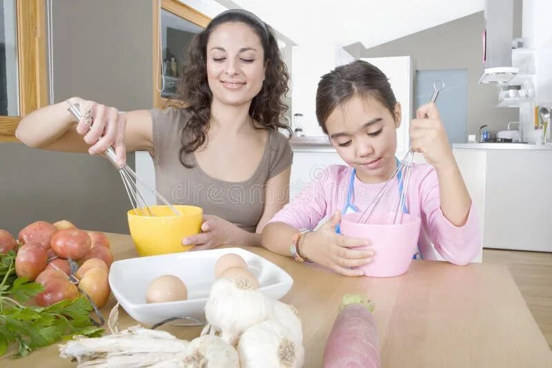 Яйцо мама. Pretty mum Cooking. Mother and daughter Cook food Kitchen. Been preparing