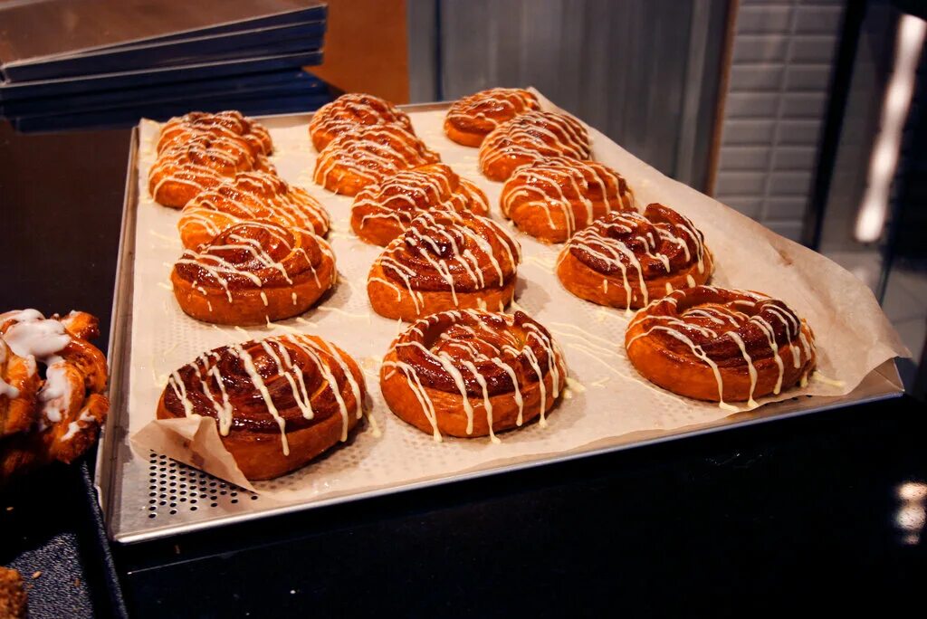 Каравай св акулово. Кафе мишка бейкери в спб. Интерьер мини пекарни. Пекарня хлебная усадьба. Ассортимент выпечки.