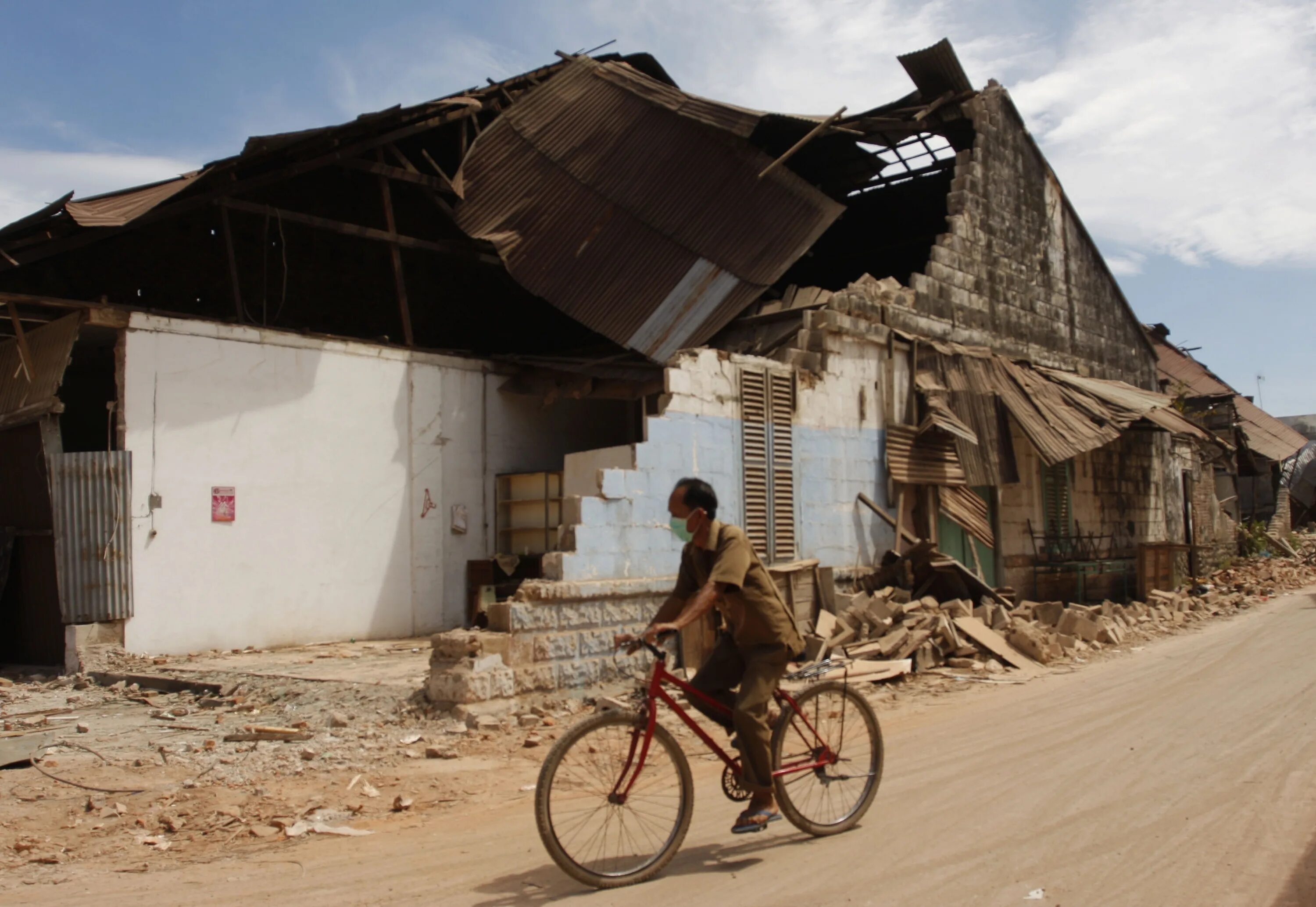 Суматра 2004 землетрясение и цунами. Землетрясение в китае 1976. Землетрясение в китае 1976. Землетрясение в индийском океане. Порт-о-пренс землетрясение 2010.