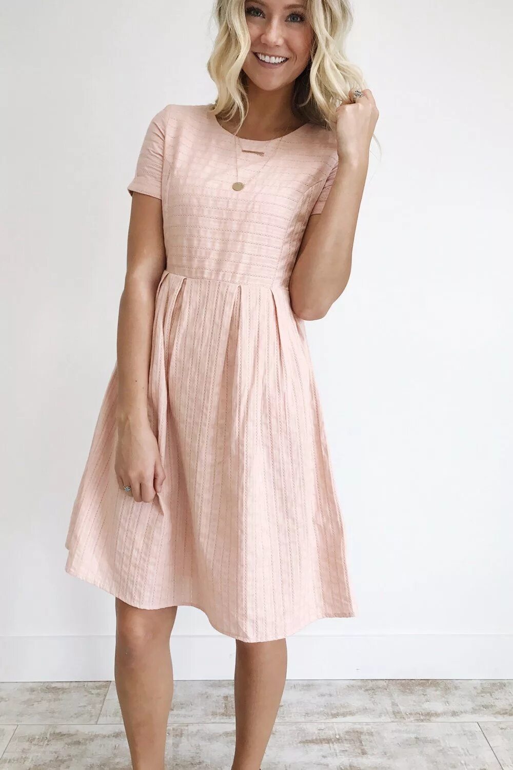 Скромные стильные платья. Платья скромные длинные женские. Скромное платье. Платье юрс фасон. Скромное черное платье.