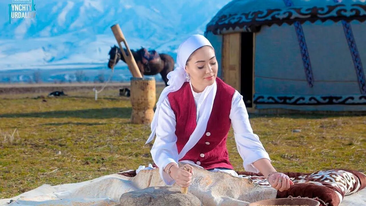 Национальная одежда кыргызов. Кыз. Уят на казахском. Включи кыз