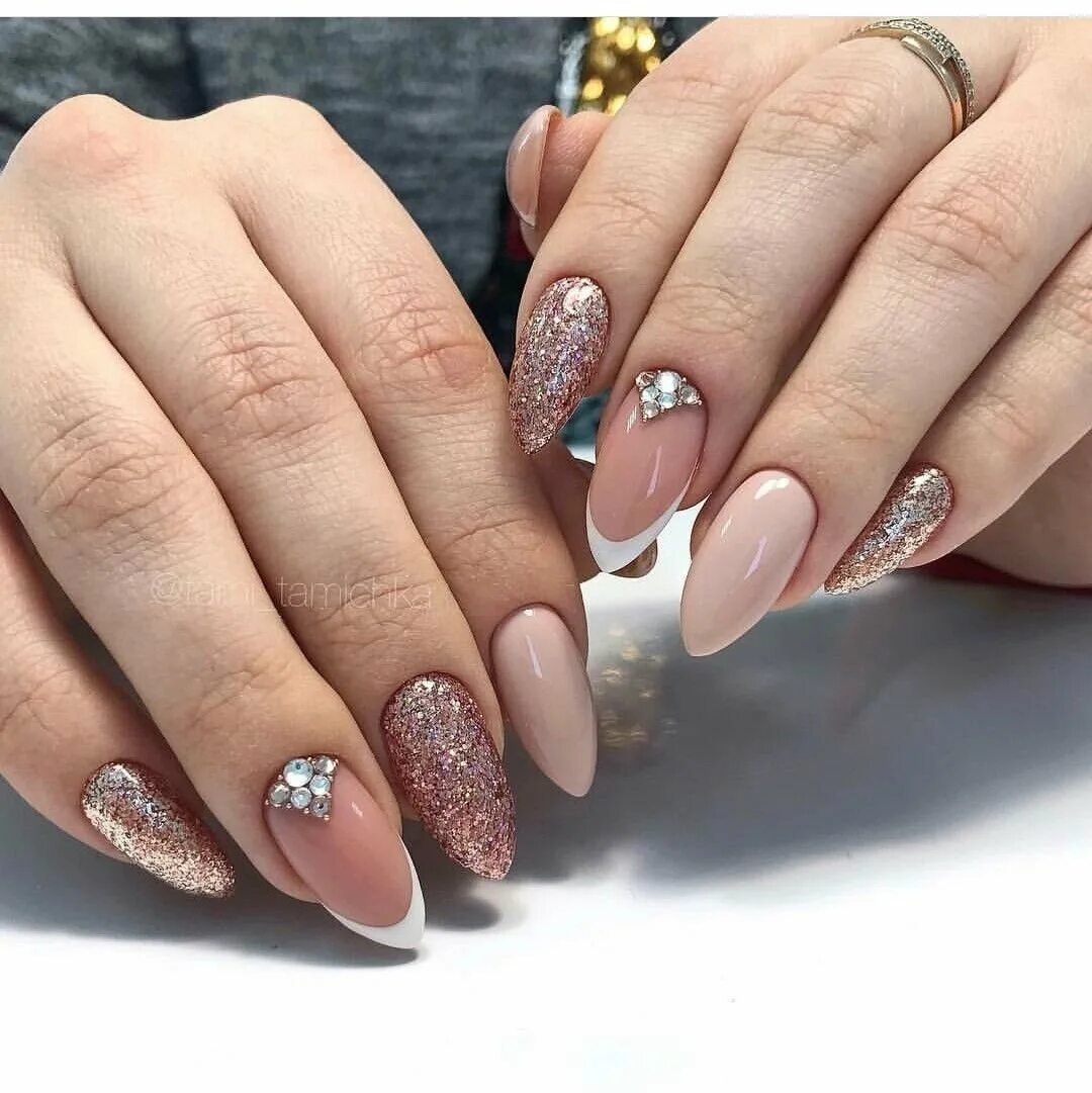 новогодние ногти 2024 миндаль френч. новогодний маникюр френч миндальной формы. свадебный френч на миндалевидных ногтях. зимний нюдовый маникюр миндаль. ногти на новый год 2021.