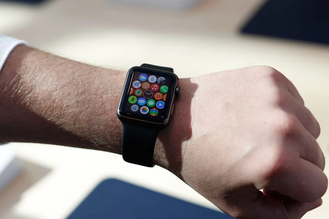 Как найти apple watch. Часы мужские эппл вотч. apple watch 2015. эпл вотч муж. эппл вотч на руке.
