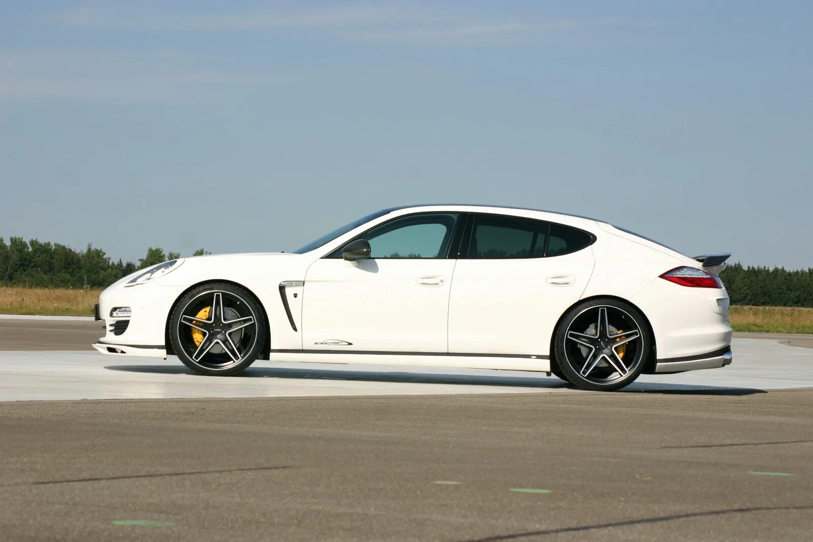 Порше сбоку. Porsche panamera. порше панамера сбоку. porsche panamera 2011 gts white. спортивный порше панамера.