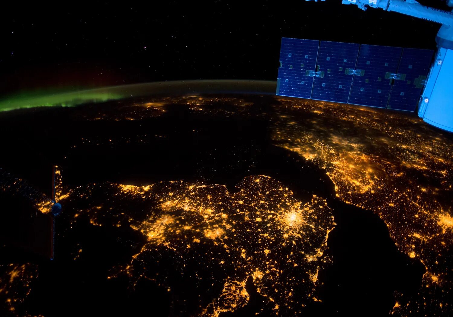 Ночная съемка земли из космоса. Космическая съемка земли. Планета из космоса. Планета вид из космоса.