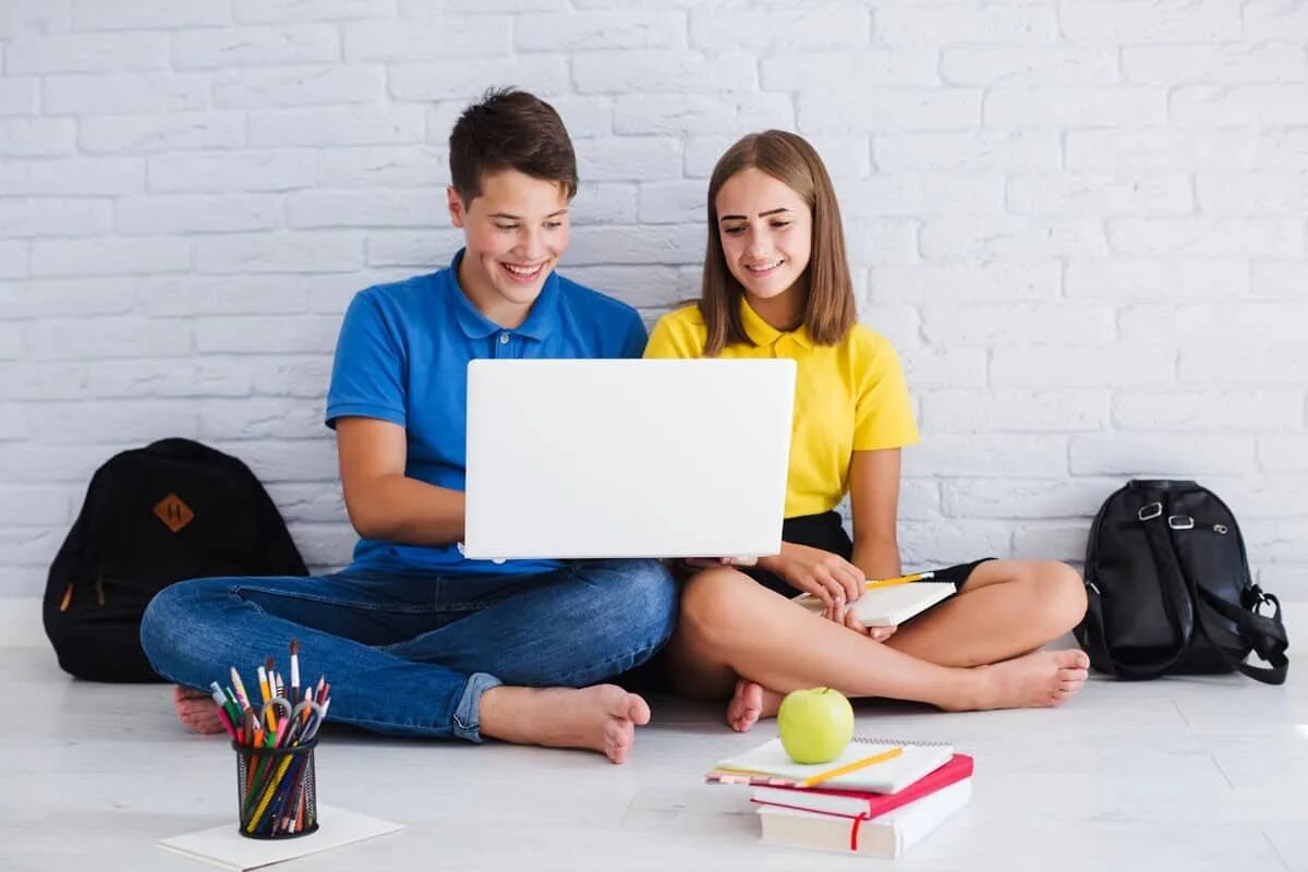 Students запись. Подросток с ноутбуком. Подросток за компьютером. Школьник с ноутбуком. Студент с ноутом.