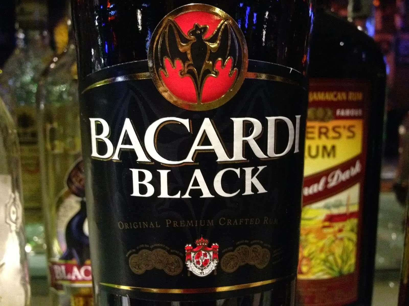 Бакарди где купить. Блэк бакарди виски. Блэк бакарди напиток. Ром бакарди черный. Виски бакарди темный.