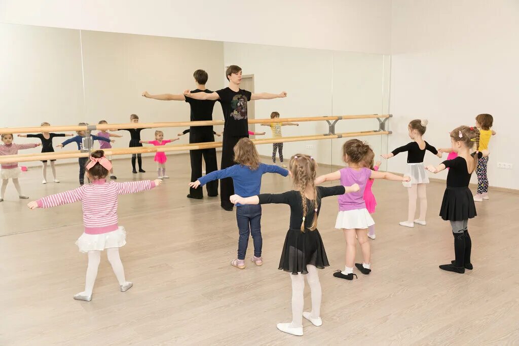 Гимнастика для детей. Арабеска гимнастика. Гимнастика для детей королев. Девочки гимнастки. Маленькие гимнастки.