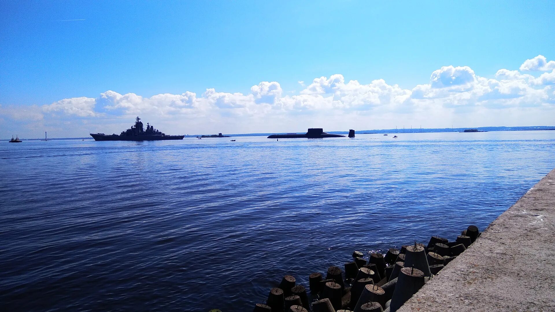 Балтийское море кронштадт. Кронштадт залив. петергоф финский залив кронштадт. кронштадт финский залив парад.