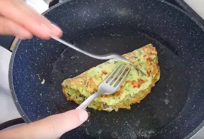 Чебуреки рецепт кухня наизнанку. Кабачковые чебуреки с фаршем. чебуреки из кабачков с фаршем. чебуреки из кабачков с мясным фаршем и сыром. чебуреки из кабачков с фаршем на сковороде.