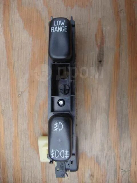 Low battery car. Мерседес с сенсорной панелью. Панель управления мерседес е200. Мерседес gl 400 кнопка а управления. Low range мерседес.