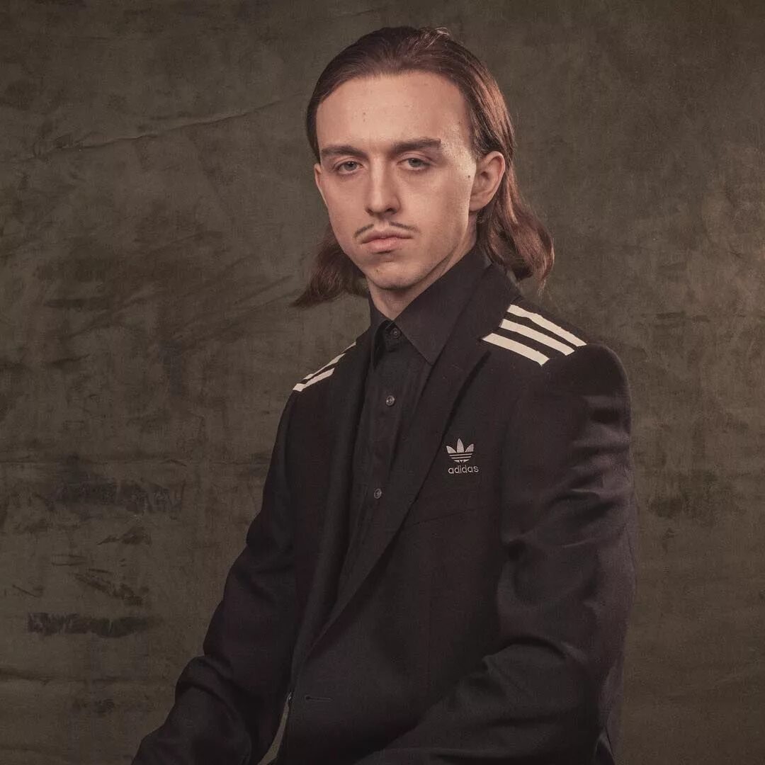 Tommy shriggly кто это. Томми кэш. Томми кэш адидас. Эстонский рэпер Tommy Cash. Пиджак адидас Томми кэш.