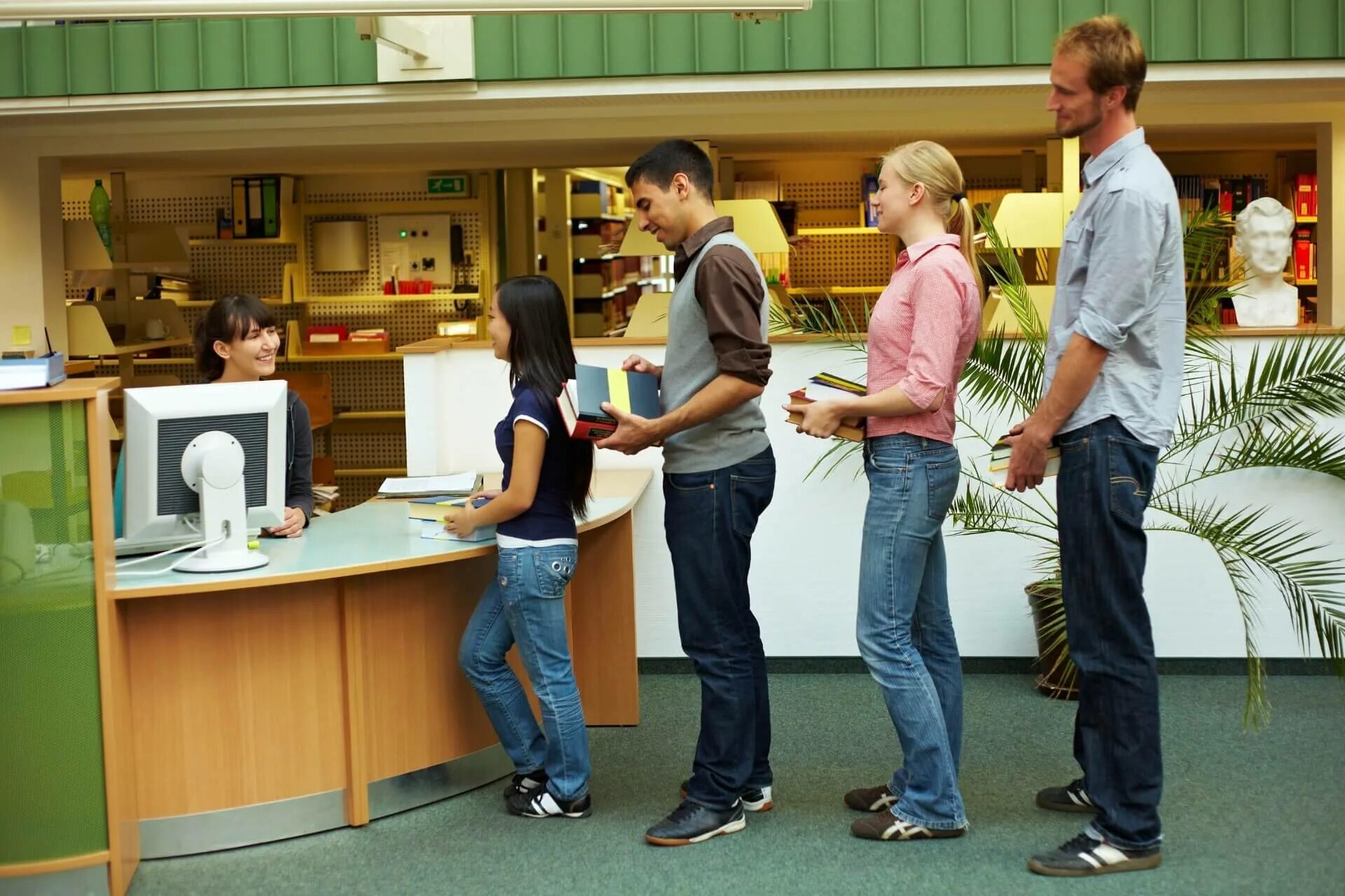 Регистрация пассажиров в аэропорту. Check dou queue. Покупатель в магазине. Check dou queue. Люди в очереди.