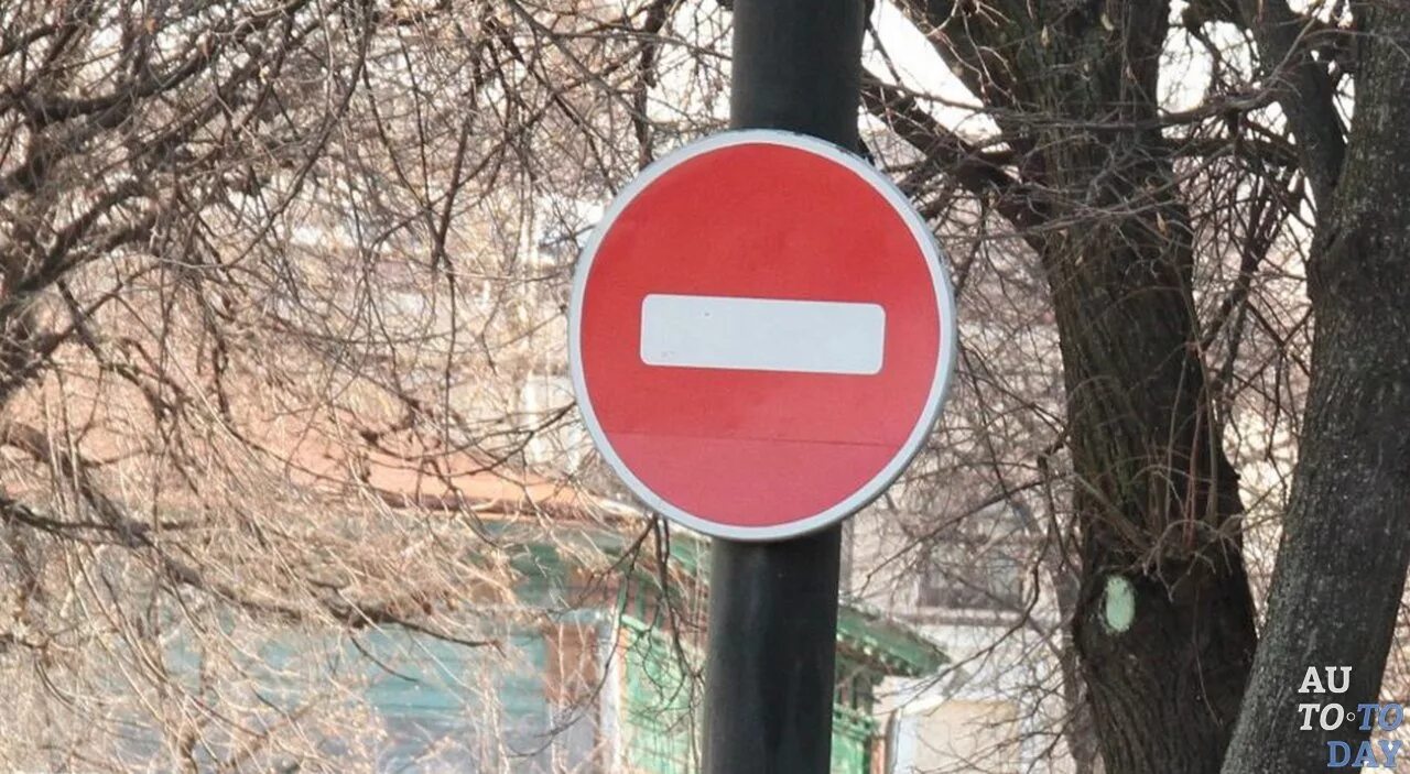 Какое наказание за кирпич. Кирпич дорожный знак 3.1. въезд запрещен. 3.1 въезд запрещен. знак кирпич на улице.