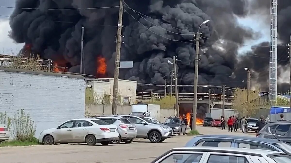 Горит промзона. Горящая промзона. Горящая промзона. Пожар 19 апреля 2023 в дзержинске. Горит промзона.