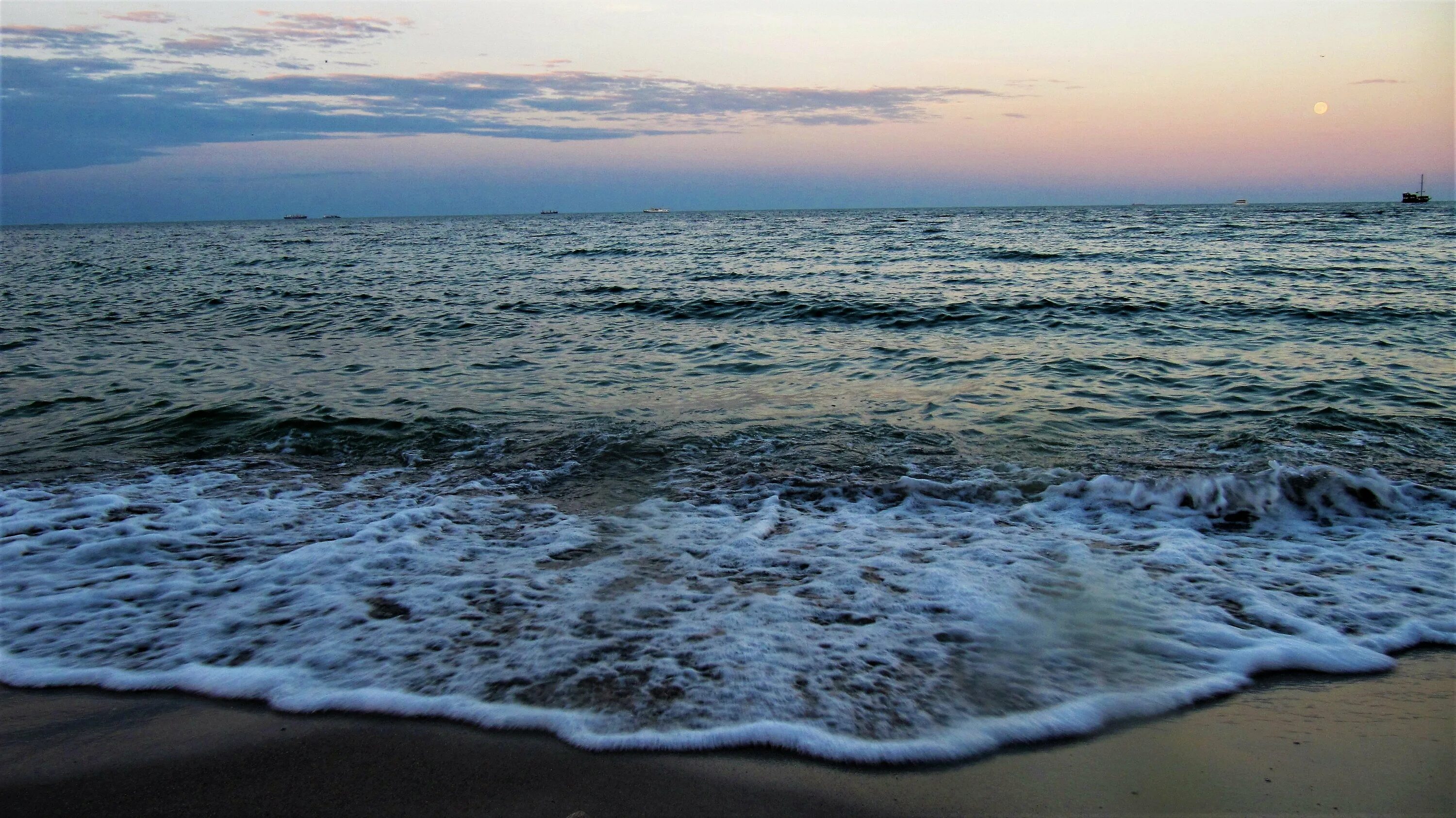 Штиль в тихом океане. Большое море. Моря гладь ты ушел. Алые паруса море ассоль. Бушующее море и человек.