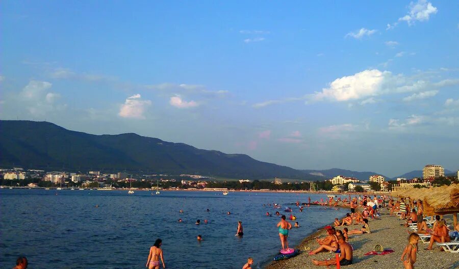 Погода в геленджике в июле. Море в Геленджике в июне. Вода в Геленджике. Море в Геленджике в середине июня.