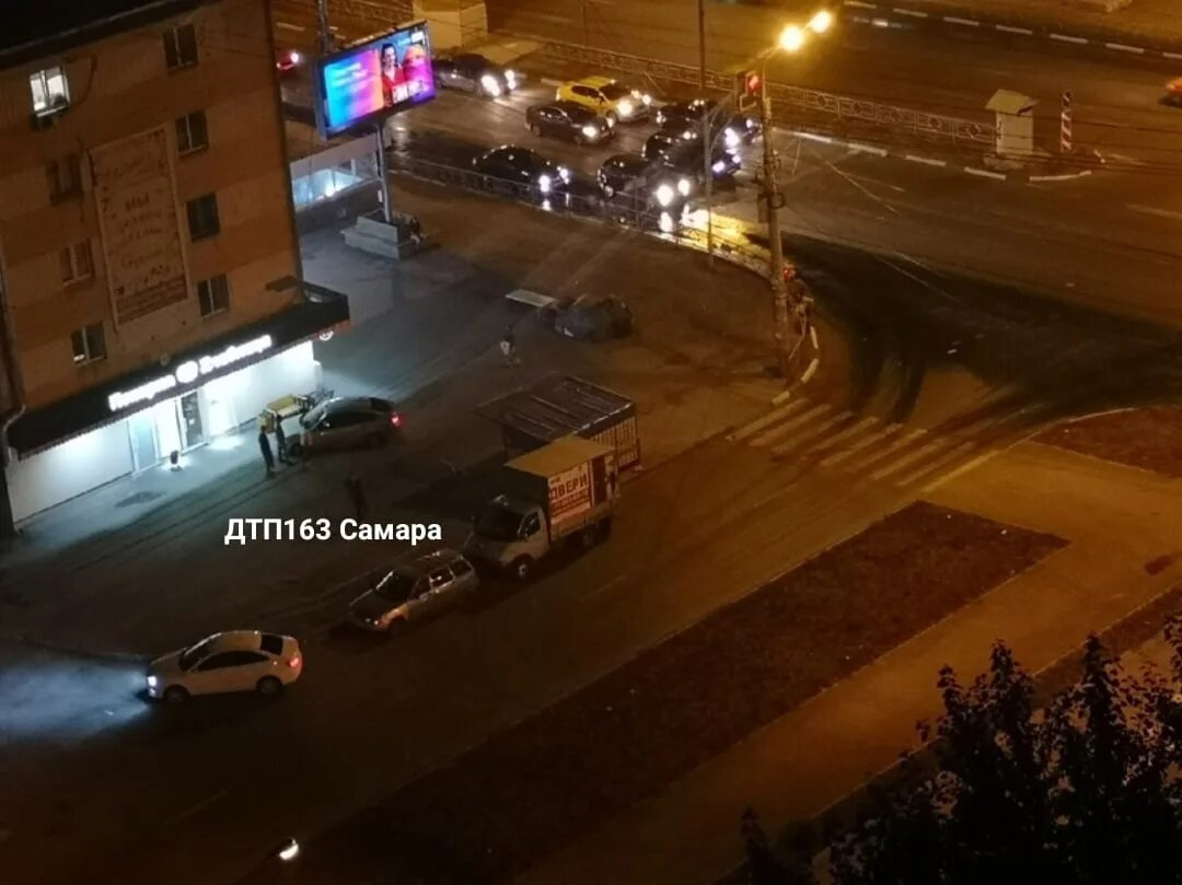 Миа на перекрестке между строк