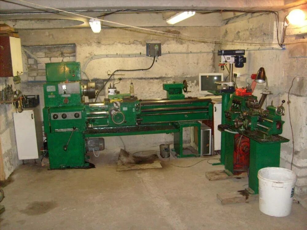 Станки для мастерской. Токарно-механическая мастерская. Мастерская с токарным станком. Токарная мастерская в гараже. Станки в мастерскую.
