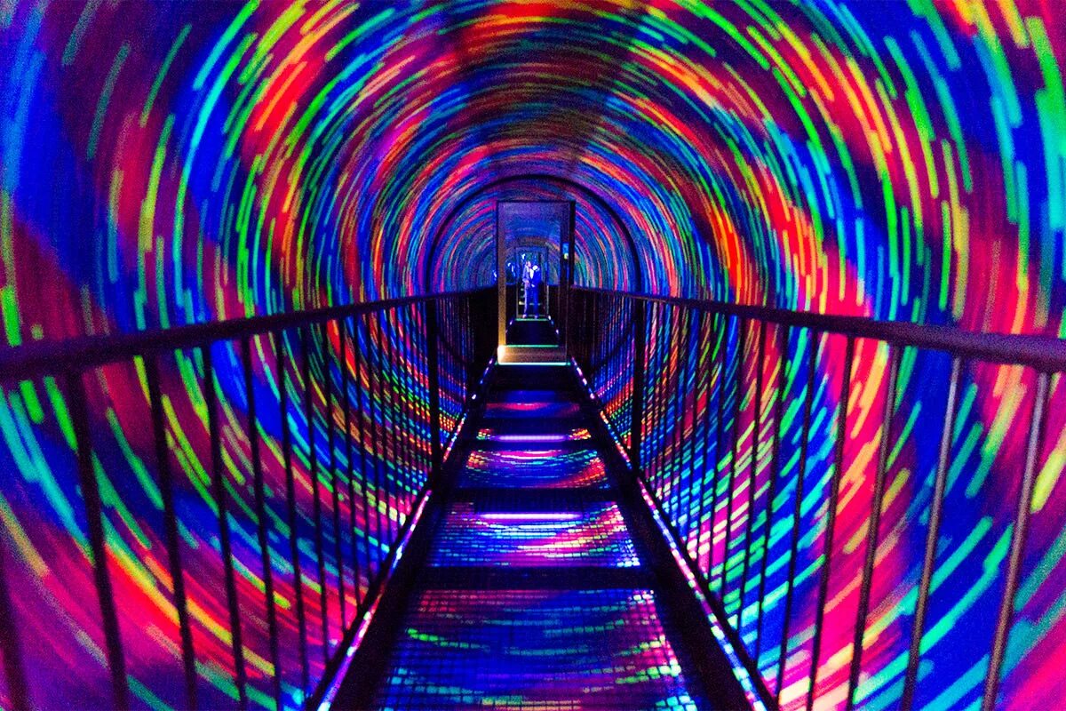 иллюзия людей. микки маус замок иллюзий. сюрреализм в живописи. человек в рамке. шахматы со смертью.