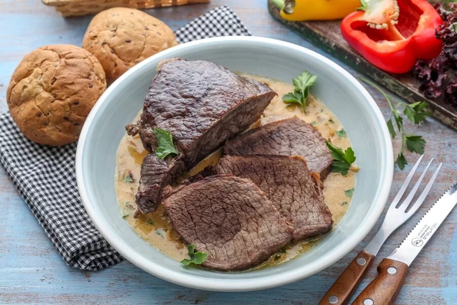 Бефстроганов из говядины классический. Свинина тушеная в сливочном соусе. Говядина, тушеная в сметанном соусе. Говядина в грибном соусе. Бефстроганов с говядиной.