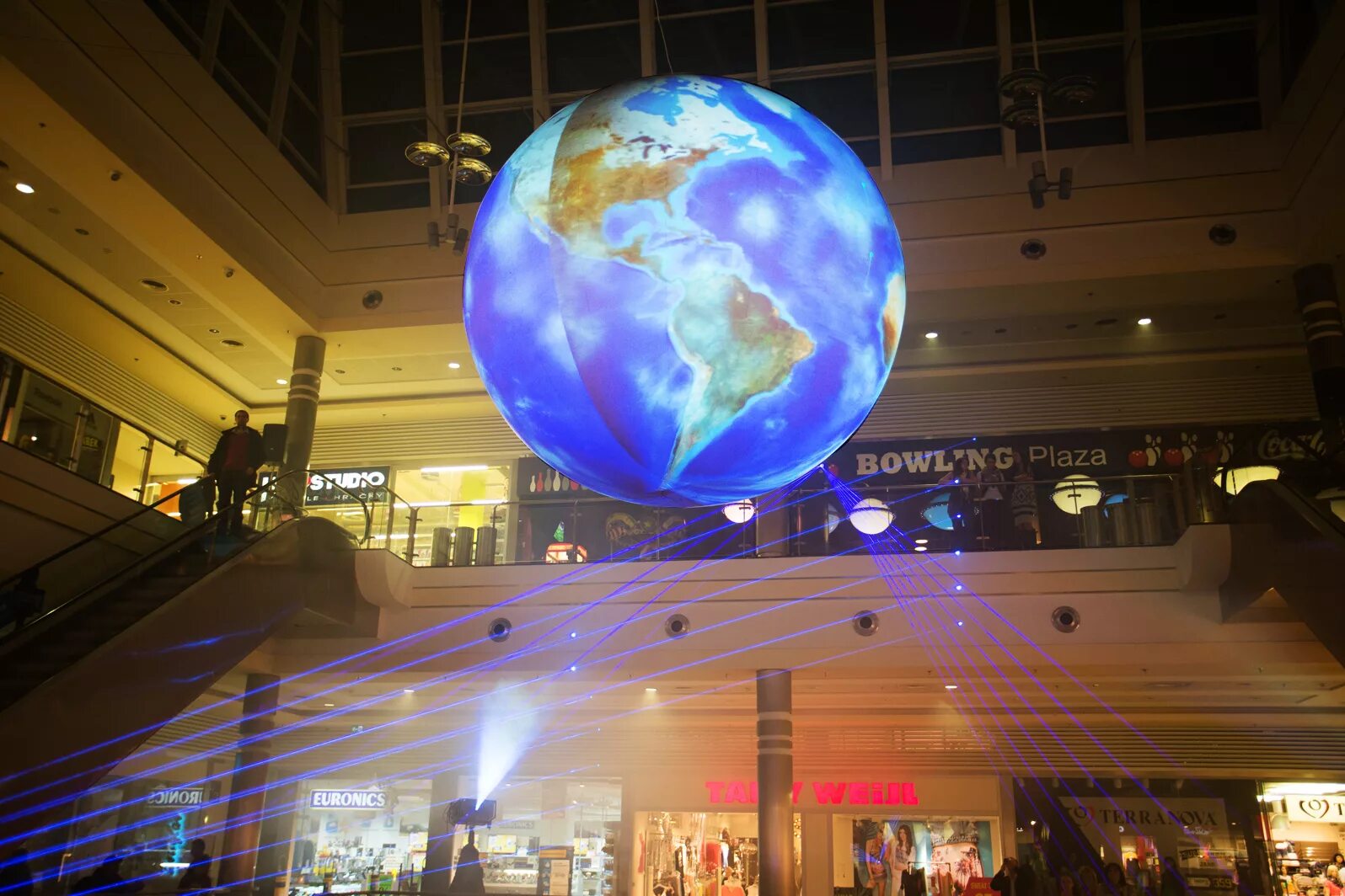 Пленка для проекции. Голографическая проекция. Голографическая 3d пирамида четырехсторонняя. Голографический стол nettlebox 65 дюймов i5. Голограмма.