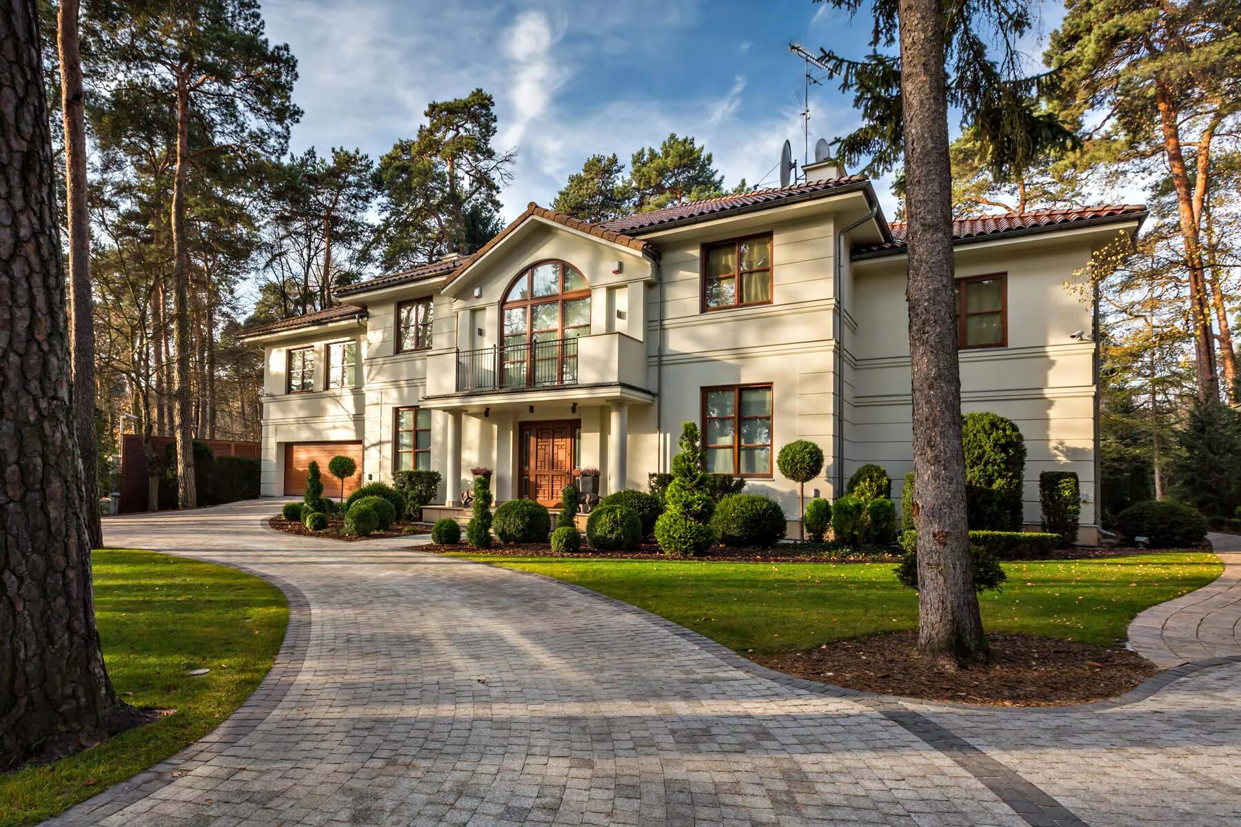 Вилла хоста сочи. Вилла тоскана боровское шоссе. Онтарио коттеджный поселок. Коттеджный поселок вилла виста. Дом в сочи.