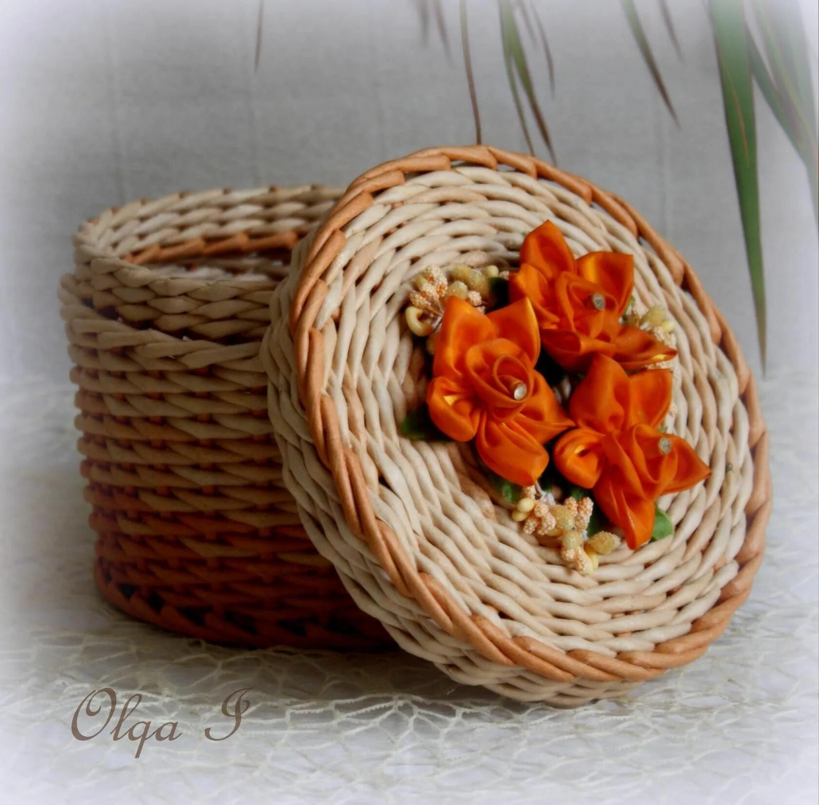 плетеная подставка для цветочного горшка. корзиночка с цветами из бумаги. плетеная открытка. плетение из полос. открытка с плетением.