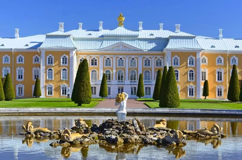 Фасад петергоф. Большой императорский дворец в петергофе. большой дворец в петергофе фасад. петергоф дворец леблон. английский дворец в петергофе кваренги сейчас.