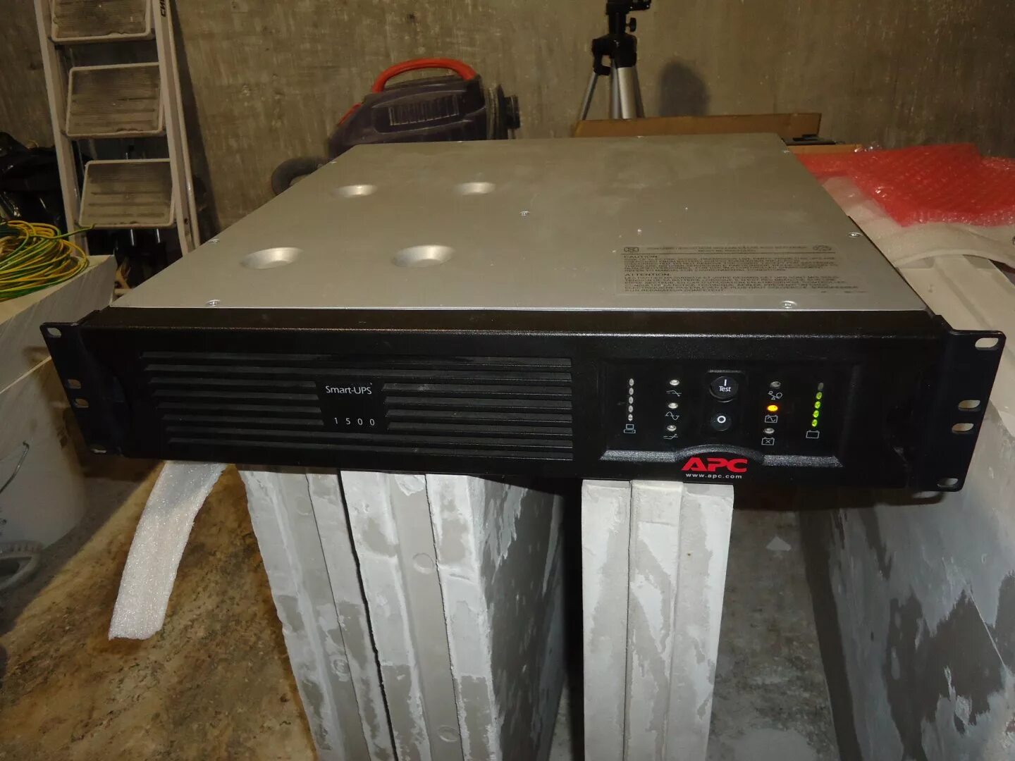 Apc smart 1500 аккумулятор. Apc smart-ups sua1500. sua1500rmi2u smart-ups 1500. apc smart ups 1500 2u. apc smart ups 1500 rm 2u.