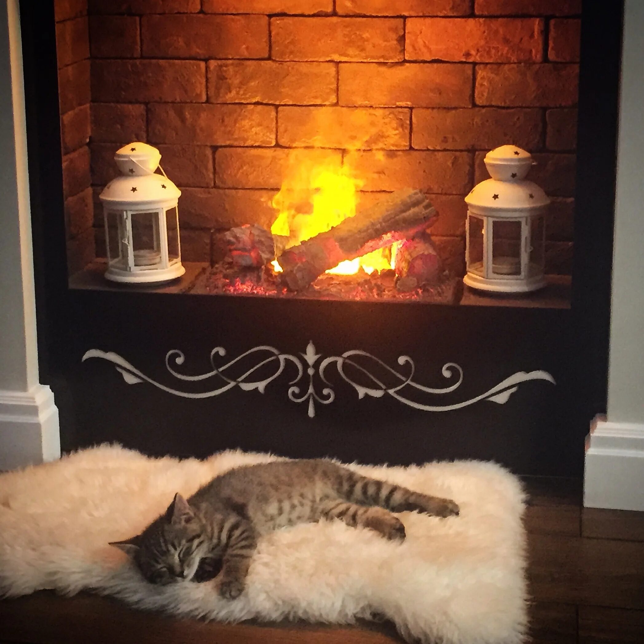 Теплой и уютной ночи. Коты у камина. Теплый уютный камин и кот. Уютного вечера. Уютный камин с котом.