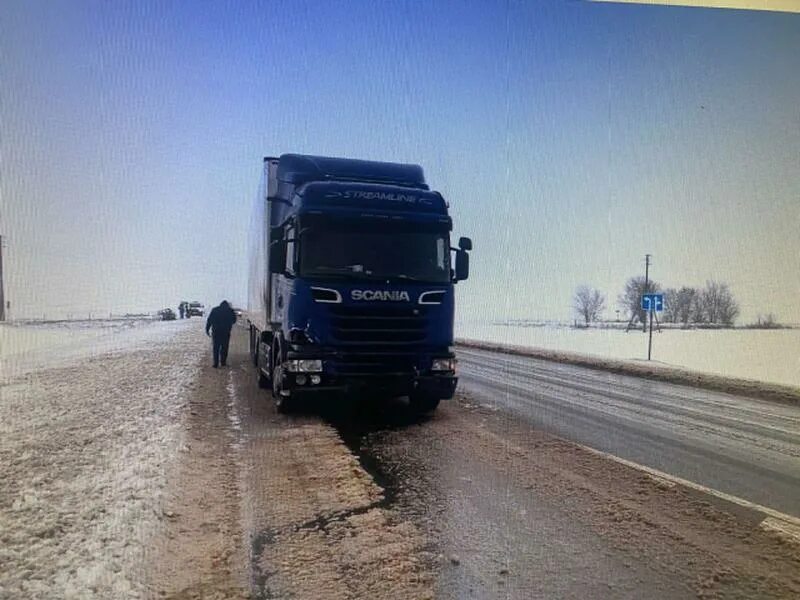 Фуры дальнобойщики. Машина "дальнобойщик". Фура уезжает. Трасса м5 Тольятти Сызрань. М5 сызрань сейчас