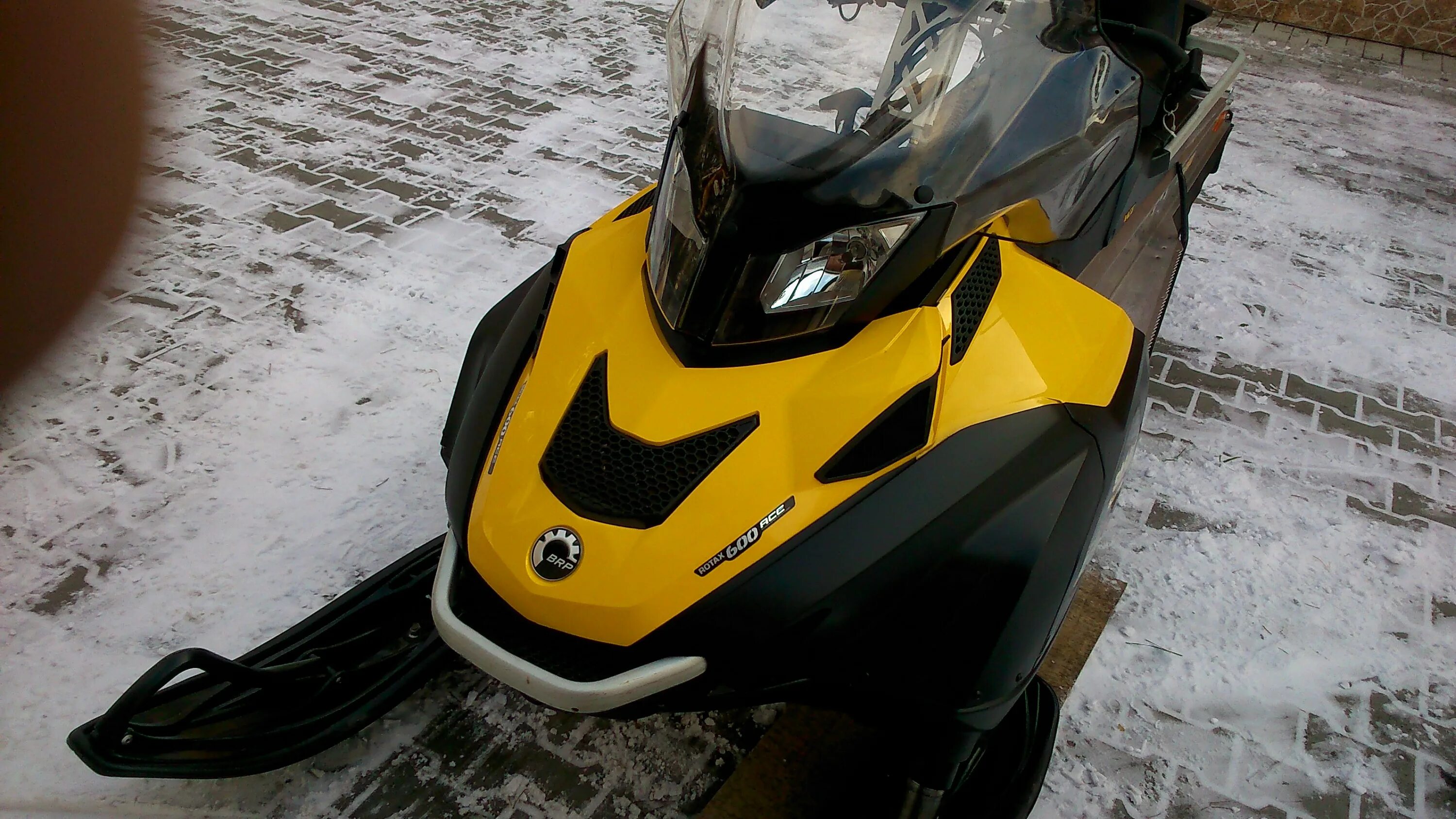 Купить снегоход скандик 600 бу. BRP Ski-Doo 600. Снегоход БРП Скандик 600. Ski-Doo Skandic WT 600 Ace. Снегоход BRP Скандик 550.