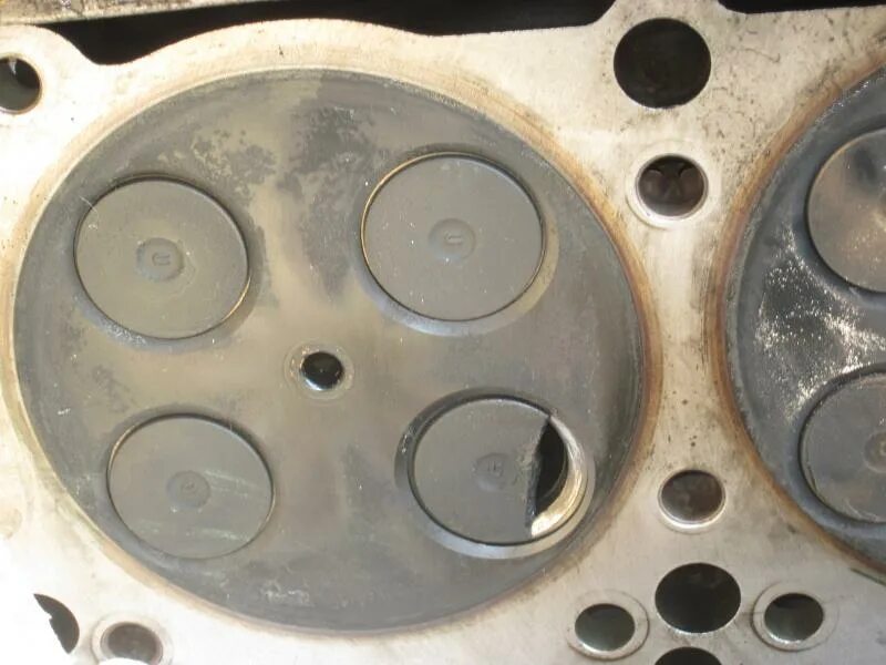 Клапана головки блока цилиндров заз шанс1. Прогоревший клапан ваз 2110. Змз 402 прогорел клапан. Прогоревший клапан ваз 2110. Прогоревший клапан ваз 2107.