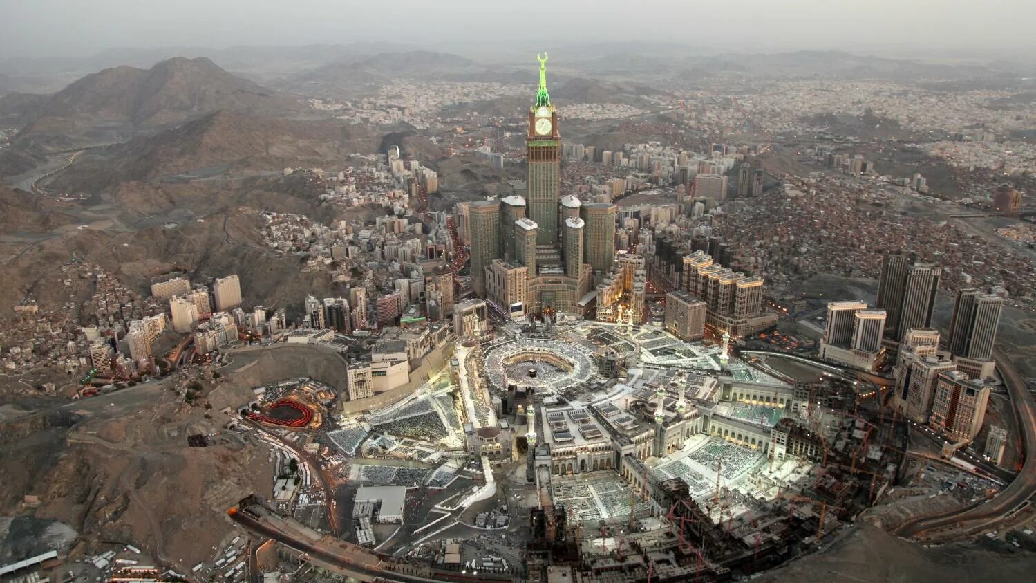 Город мекка и медина. Мечеть Аль-харам Саудовская Аравия. Башня Абрадж Аль-Бейт. Саудовская Аравия Мекка и Медина. Мечеть в Мекке.