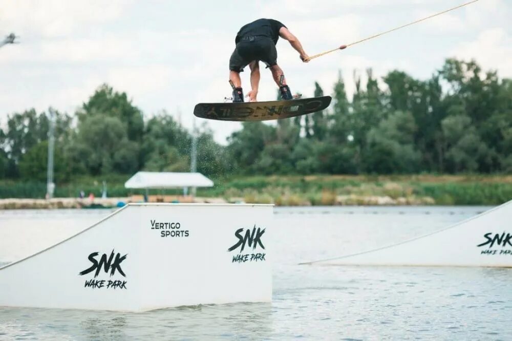 Вейкборд строгино. Воднолыжный спорт. Фигуры для вейк парков. Вейкборд. Вейкборд в спутнике пенза.