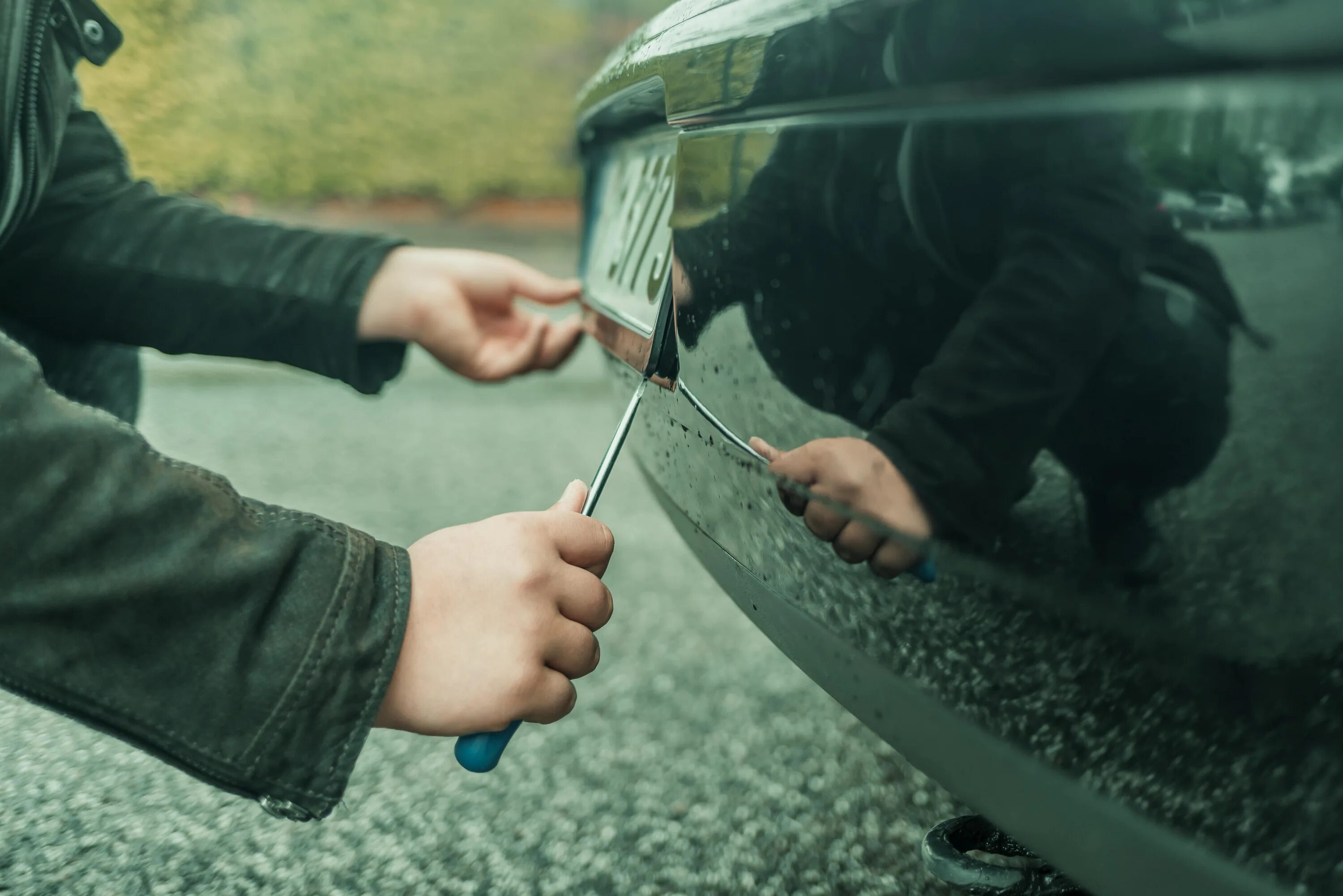 Украсть тачку. Кража авто. Воровство автомобильных номеров. Крадут номера с машины. Ворует номера.