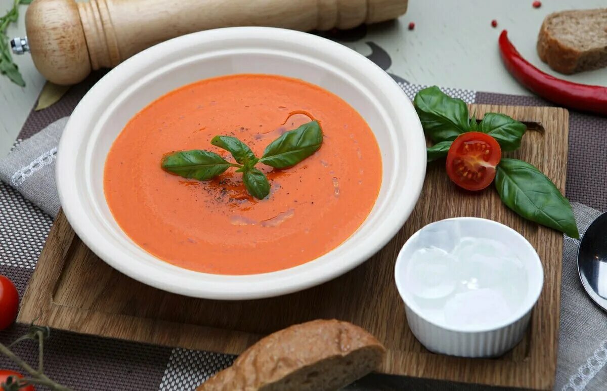 Суп томатный рецепты из свежих. Гаспачо страчателла. Томатный гаспачо. Суп гаспачо со страчателлой. ТТК томатный суп пюре.