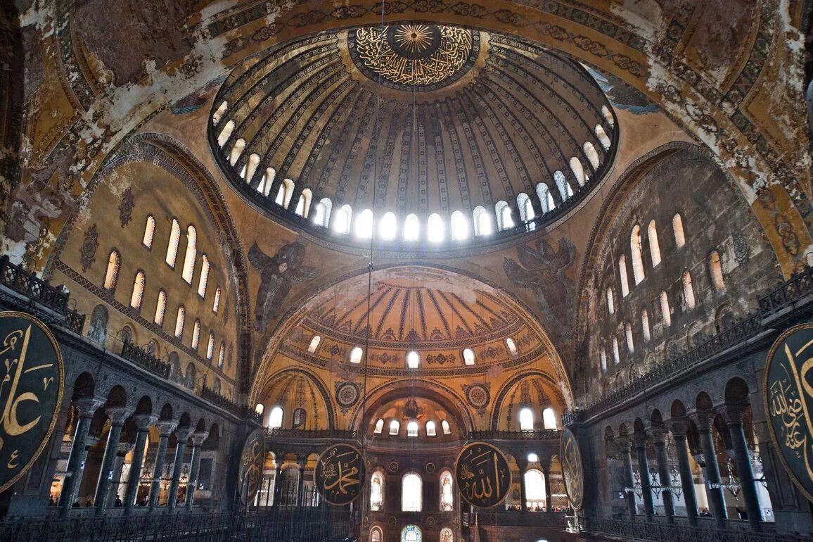 Храм святой софии в византии 6 класс. Византия храм святой софии константинополь. Как назывался глава церкви в константинополе. Как назывался глава церкви в константинополе. Византия собор софии в константинополе.