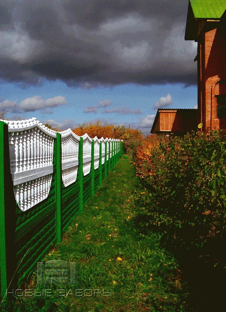 ограждения вдоль дорог. сетковой забор для стадиона. фасадный забор. новые заборы. деревянные ограждения для палисадника.