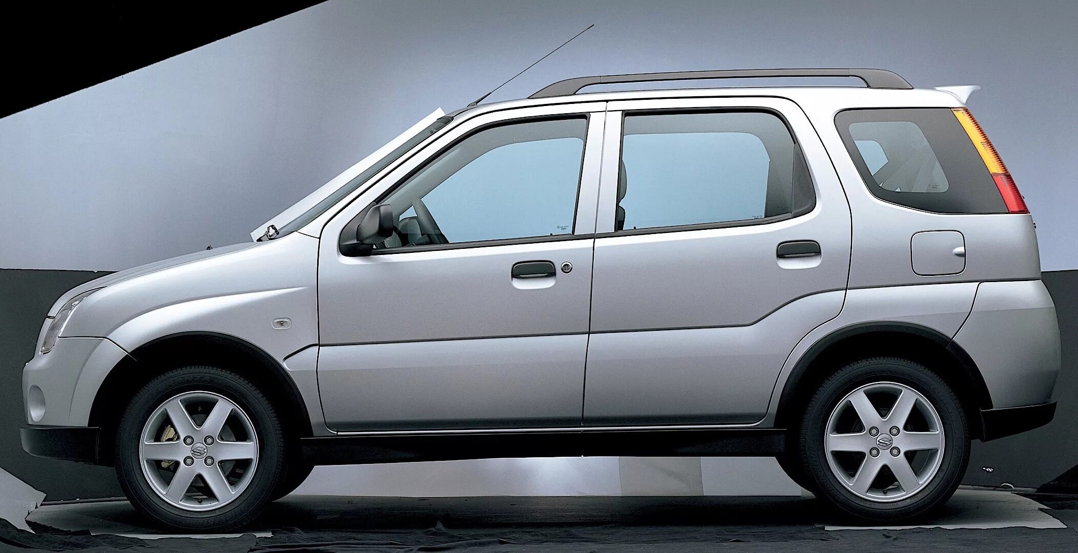 Suzuki Ignis 2003-2008. Сузуки Игнис 2003. Сузуки Ignis 2007. Сузуки Игнис 2005.