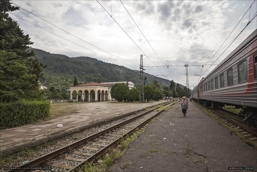 Москва гагры поезд цена 2024. Станция Очамчира Абхазия. Абхазия Сухум вокзал. Станция Гали Абхазия. Железнодорожная станция Сухуми Грузия.
