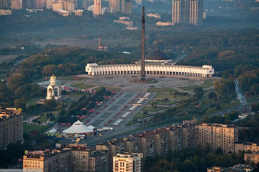 Москва метро на поклонной горе. Поклонной горе в Москве. Парк Победы Поклонная гора. Мемориальный комплекс парк Победы в Москве. Парк на Поклонной горе в Москве.