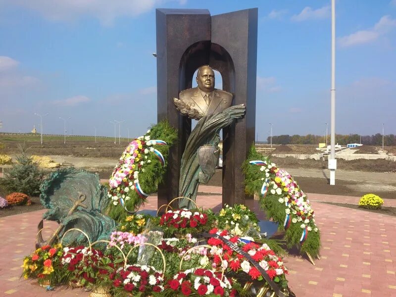 Памятники михайловска. Парк Михайловск Ставропольский край. Памятники Михайловск. Адмиральский парк Михайловск. Адмирал Михайловск.