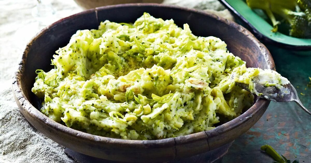 Пюре из брокколи и картофеля. Картофельное пюре с брокколи. пюре из брокколи на гарнир. пюре из брокколи и картошки. пюре из брокколи подача.