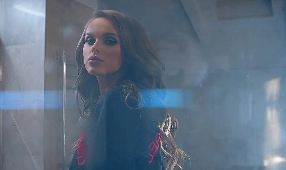 Клипы 2019 зарубежные. Клипы песни 2019. Hailee steinfeld ft dnce - rock bottom. Клипы 2019 новинки. Реклама тнт мьюзик 2020.