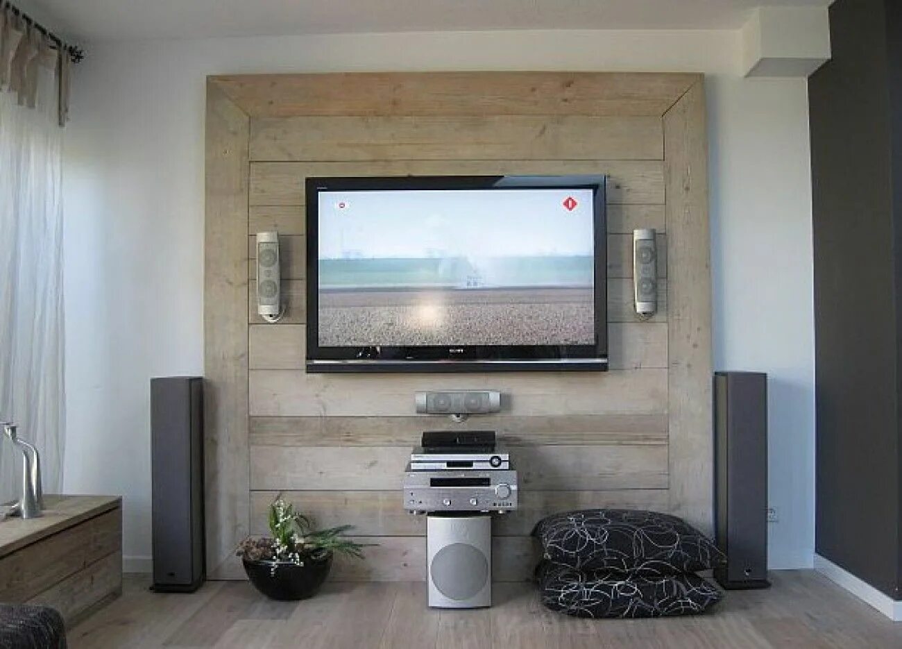 Телевизор на стене. Дизайнерское решение стены с телевизором. Панно под телевизор на стену. Телевизор настенный.