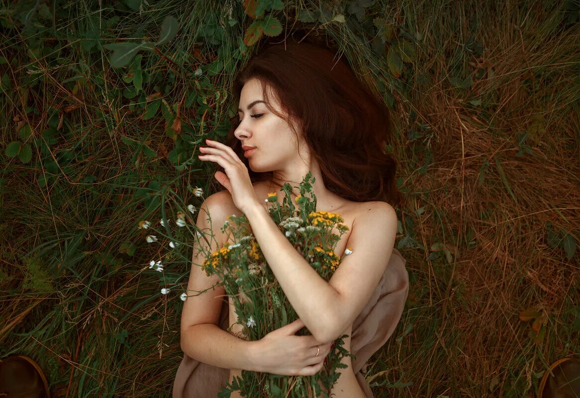 фото девушки на темном фоне. анджелина джоли фотомодель. девушка прикрывает грудь рукой. елизавета мильман слив. модель с рукой у лица.