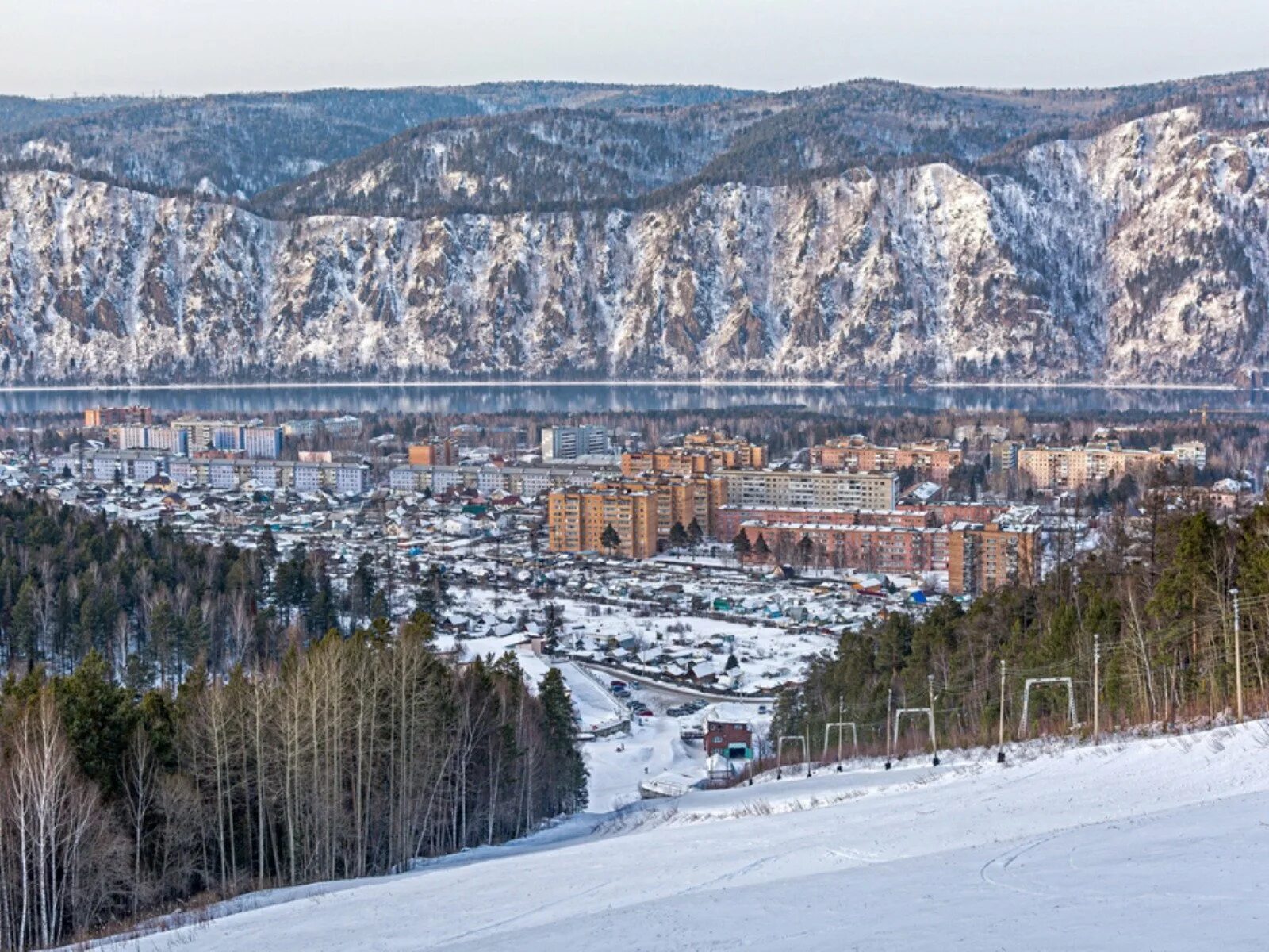 Красноярск край час. Дивногорск Красноярский край. Дивногорск Красноярский край гора. Дивногорск Красноярск горы. Енисей Дивногорск.